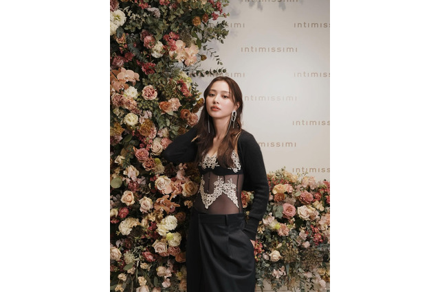 内田理央、レースあしらったボディスーツ姿を披露　上品さと大人の色気で魅了 画像