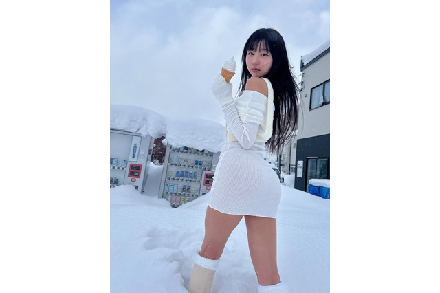 ピョ・ウンジ、大雪の中で白ニットワンピ姿！屋外ショットに反響 画像