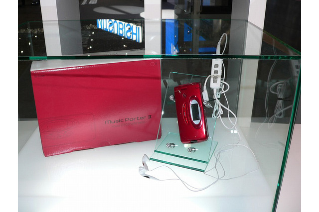 【CEATEC 2005】三菱、液晶搭載のらくらくホンなどドコモ用携帯電話を3機種展示 画像