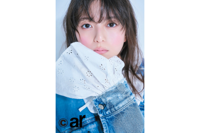 齋藤飛鳥、ガーリーなデニムスタイルで『ar』表紙に登場！「メロあすか」テーマで大人びた表情を収録 画像
