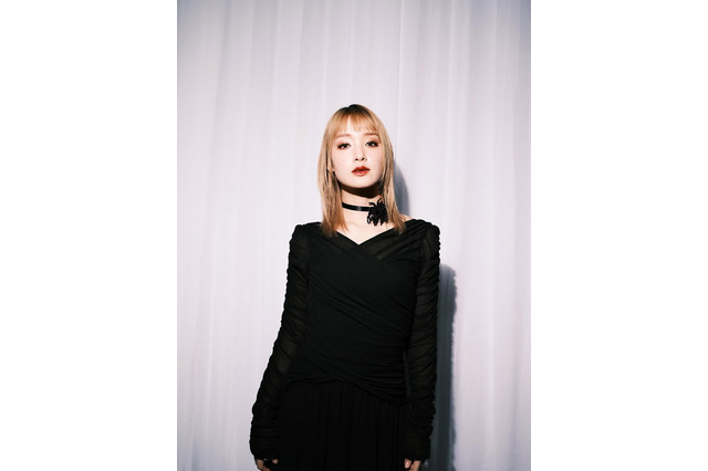 剛力彩芽、モード感漂うブラックドレス姿！雰囲気一変の最新ショットに反響 画像