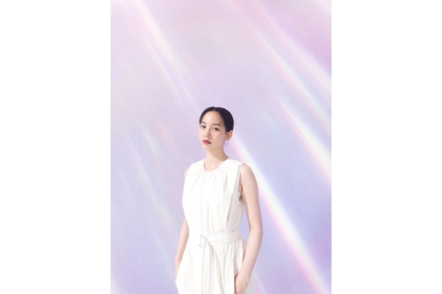 のん、柔らかな光に包まれた透明感あふれる白ワンピ姿にファン「なんと神々しい・・・」 画像