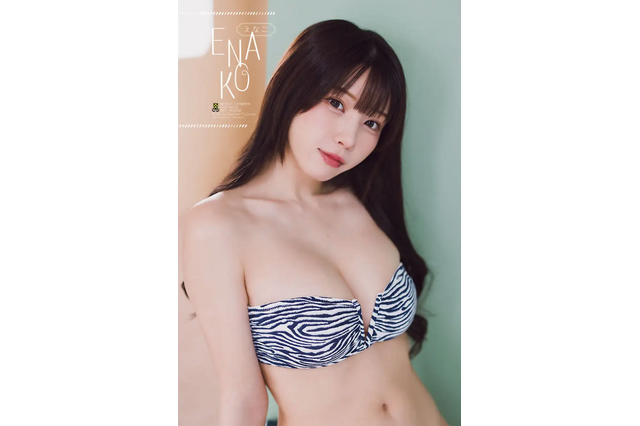 えなこ、本日発売のカレンダーブック“未収録カット”を披露！「海に行ったり、サンタになったり...」 画像