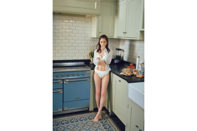 前田敦子、山奥のヴィラで“無防備”ショット！「大人の恋」テーマの写真集から最新カット公開 画像