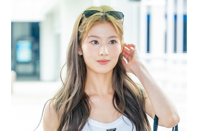 はみ出てる…TWICE・サナ、「あかん」姿に！タンクトップからチラ見えの黒インナーで悩殺 画像