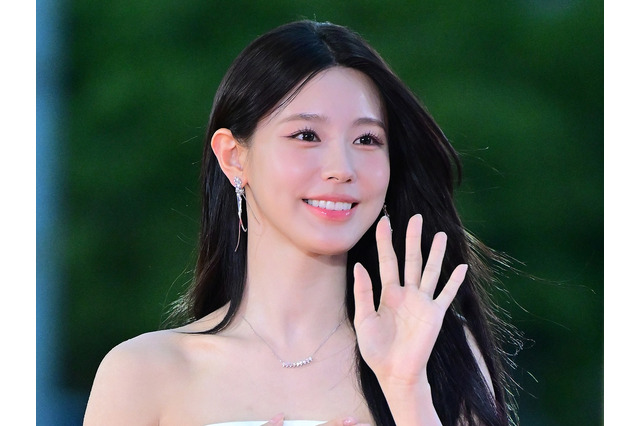 “ほぼ紐ドレス”で話題を集めたミヨン、ボリューム感あらわなオフショル姿に釘付け「息できない」 画像