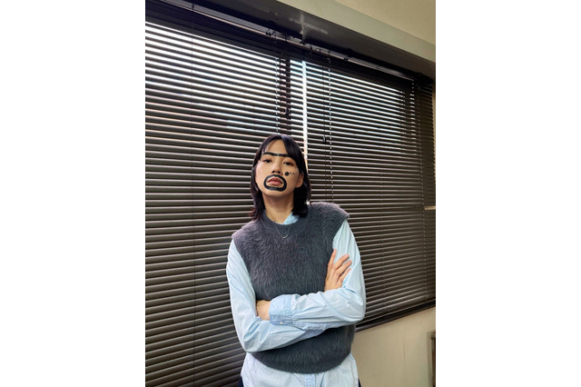 のん、衝撃の“ひげメイク”オフショにファン「破壊力がスゴイ」「志村けんさんに見せてあげたい」 画像