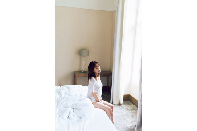 前田敦子、Tシャツ姿で美脚スラリ！約14年ぶり写真集より最新カット公開 画像