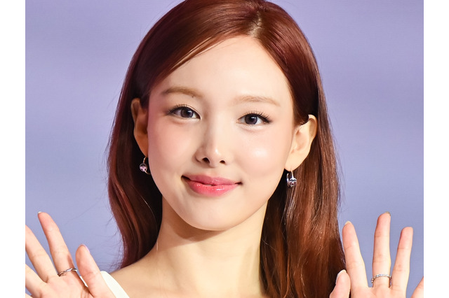 「ヤバイよ…」TWICE・ナヨン、“胸元パックリ”衣装でしゃがむ大胆ポーズに視線釘付け！ 画像