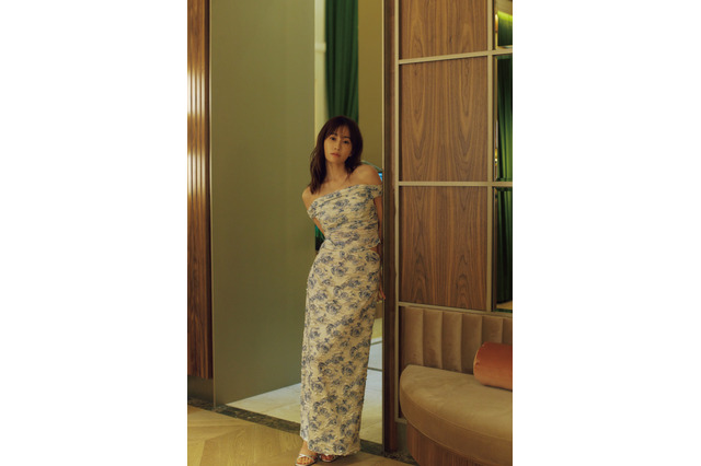 前田敦子、“スタイルの良さ”が際立つロングドレスの写真集最新カット公開！ 画像