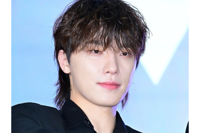 「ボタン閉めて！」SEVENTEEN・ディノ、素肌覗くスーツ姿で“色気爆発”…艶っぽビジュでファン魅了！ 画像