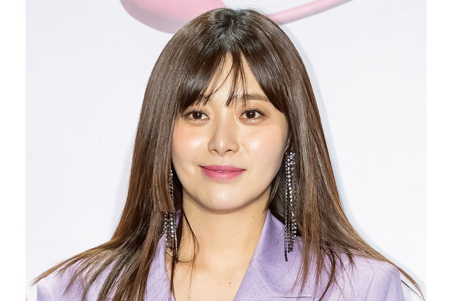 “韓国人のマナー問題”がまたしても…共用ソファに土足乗せて笑顔の女優に批判殺到 画像