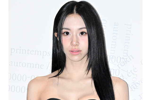 腕のタトゥーも堂々披露！TWICE・チェヨン、ミニ丈タンクトップから“白肌”あらわ「美しすぎる」 画像