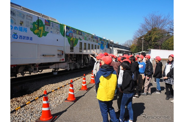 西武鉄道、保線車両「マルチプルタイタンパー」に児童の絵をラッピング　所沢の北中小学校と地域連携 画像