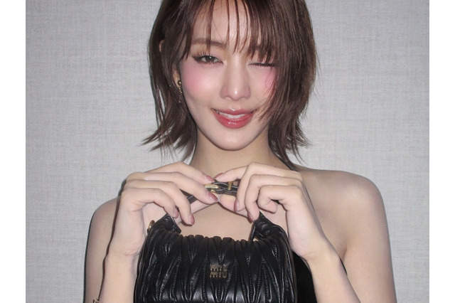 「ほぼ見えてる？」サイド全開シャツで“ふくらみの始まり”をファッションに昇華させたミンニ、視線独占 画像