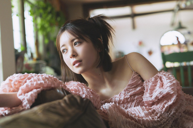 乃木坂46・筒井あやめ、ボブヘア初グラビアを披露！愛らしさあふれるカットをたっぷり収録 画像