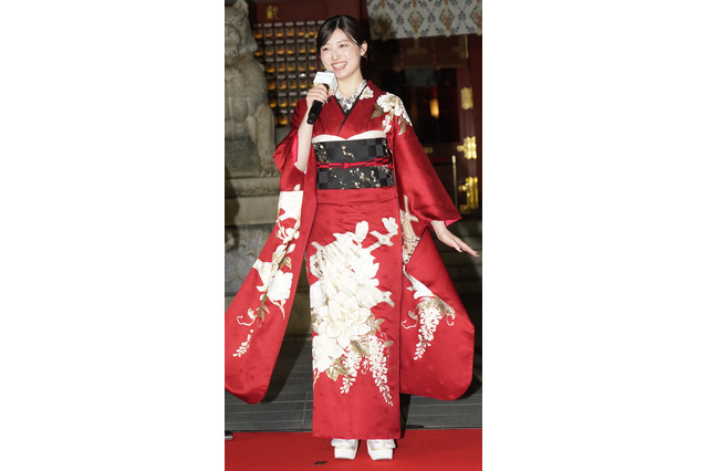 吉川愛、艶やかな赤の振袖姿で和の美しさを披露！和装ショットに「かわいすぎる」の声 画像