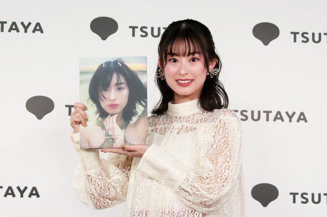 井本彩花、“生死をさまよう”思いで挑んだ一枚も！冬の沖縄が舞台の2nd写真集は大大大満足の仕上がり 画像