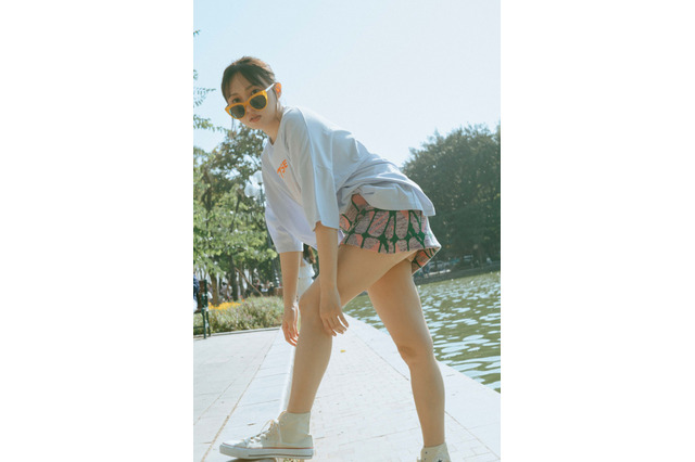 木﨑ゆりあ、美脚際立つ写真集未収録カット公開！ブラマヨ・小杉竜一が執筆した帯コメントも 画像