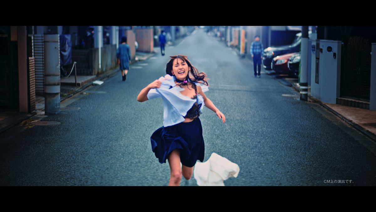 浅川梨奈 制服を破り捨てて谷間が露わに 新テレビcmで刺激的なセリフも Rbb Today