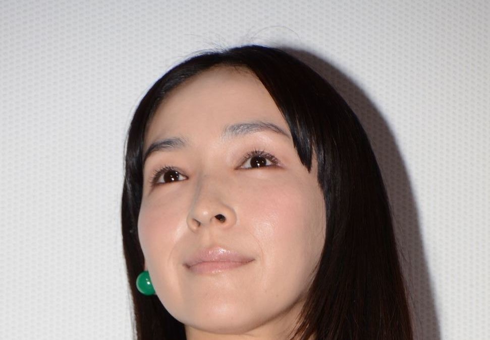 麻生久美子 綾野剛 星野源と 42歳 誕生日ショット 変わらない美貌に絶賛の声も Rbb Today