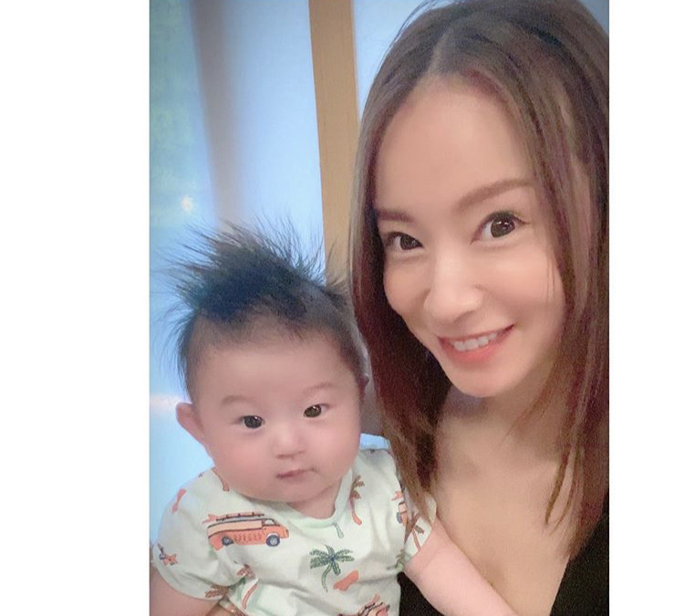 鈴木亜美 自身の赤ちゃんの頃の写真を公開 次男にそっくりすぎるの声多数 Rbb Today