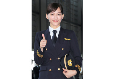 綾瀬はるか パイロットの制服姿を披露 Ana特別塗装機にワクワク Rbb Today