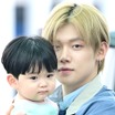 TXT・ヨンジュン、赤ちゃんを抱えて空港に登場！お父さんのような姿を見せたメンバーたちも話題