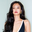 上は何も着用しない大胆さ！BLACKPINK・ジェニー、果敢なファッションへの挑戦で一皮むける