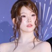 キャミソールだけ…？日本人K-POPアイドル、ボリューム浮き出る“ピチピチ”コーデに釘付け「無防備すぎる」