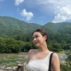 村重杏奈、ワンショルダーのタンクトップで夏の白川郷を満喫！