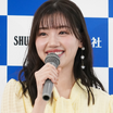 元日向坂46・佐々木美玲、海辺で魅せた“白ワンピ”姿を披露　透明感あふれるショットに反響
