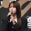 乃木坂46・菅原咲月、グレーのジャケット着こなすクールな撮影オフショ