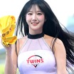 「パンパンや」胸もと強調タイトトップスに視線集中、韓国人気美女チアの豊満スタイルに絶賛の声
