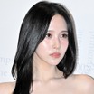 え、黒革の首輪？TWICE・ミナ、思い切った衣装が衝撃的…“ヴィーナスライン”にもハラハラ