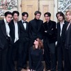 「女性蔑視では？」BTSの集合写真に批判…削除されるもVが再投稿　実は女性監督の“定番ポーズ”だった