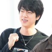 BTS・JIN、“JUNG KOOKを身にまとって”空港に登場　5人が南米ツアーに向けて出国