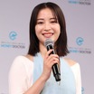 広瀬すず、ミニスカート姿のパリでのオフショットを公開！「まぶしすぎる…！」「シルエットまでおしゃれ」と絶賛の声