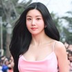 背中のタトゥーもあらわに…IZ*ONE出身クォン・ウンビ、開放感あふれるサマールックで魅了！【PHOTO】
