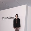 三吉彩花、胸元透けた大胆ブラトップコーデで登場！「カルバンクライン原宿」にセレブリティ13名が集結