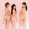 えなこ＆東雲うみ＆南あみ、セクシーなバックショット！“平成の雰囲気”漂う水着姿を披露