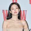 「支えきれてる？」BLACKPINK・ジェニー、胸元あらわな“コルセット風衣装”に視線釘付け【PHOTO】