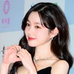 BTS・JUNG KOOKとの熱愛説を否定した女優、“肩出しドレス”…お人形のような美貌で話題に【PHOTO】