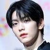 TXT・スビン、正統派ブラックスーツで魅了…気品あふれる佇まいでファンを虜に「これは反則」【PHOTO】