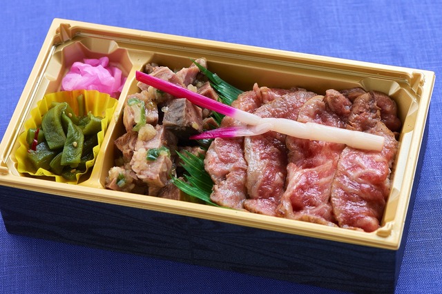 飛騨牛ロースステーキと柔らか牛タンのローストビーフ塩だれ仕立ての2種盛り弁当　2,970円（税込）