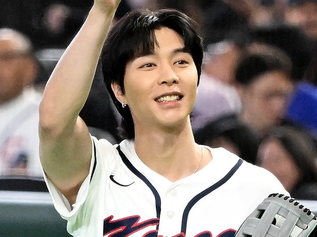 東京ドームに続きソウルでも！“WBC始球式”務めたジャニー、豪快なピッチングを披露【独自写真】