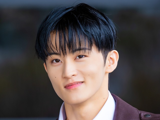 NCT・マーク、渋い服も上品に仕上げる！端正なルックスで中国ファッションウィークへ