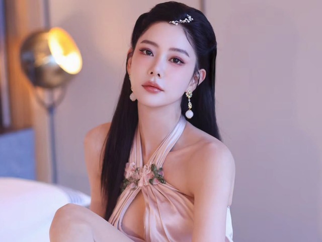 こぼれ落ちそう…“世界で最も美しい顔”2位の韓国女優、胸元オープンドレスでボリューム感あらわ