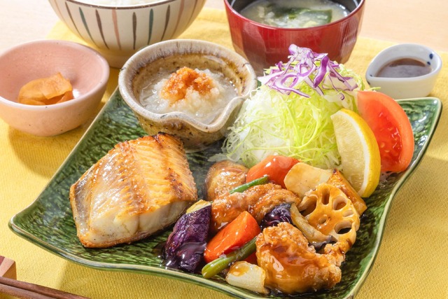 「鶏と野菜の黒酢あんとしまほっけの炭火焼き」定食価格　1,280円（税込）