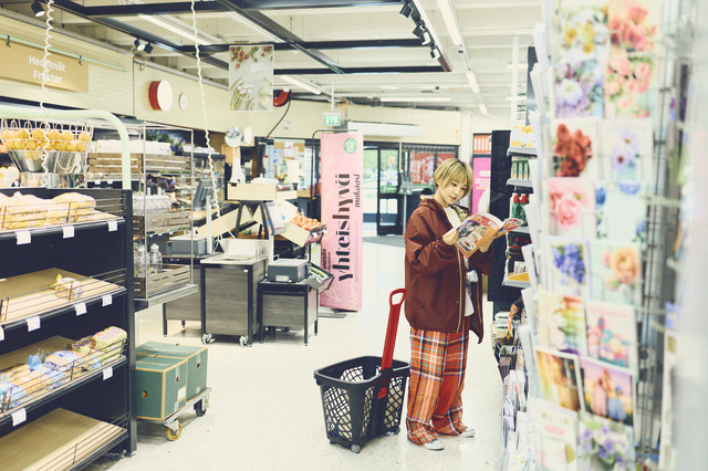 奈緒が30歳の節目に初フォトエッセイ！金髪のショートカットスタイルも